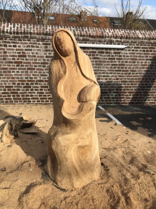 sculpture sur bois d'une vierge à l'enfant EHPAD de saint maurice pellevoisin à Lille